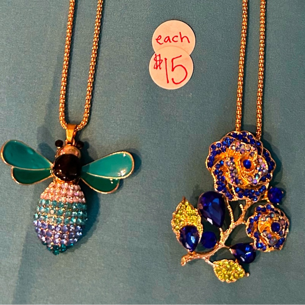 Beautiful pendant with chain - Bug or flower